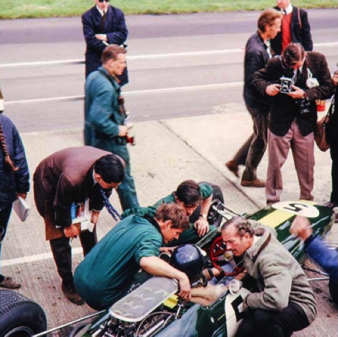 Course des Champions à Brands Hatch : Jim est l'attraction pour le plus grand bonheur de Colin Chapman Course des Champions à Brands Hatch : Jim est l'attraction pour le plus grand bonheur de Colin Chapman